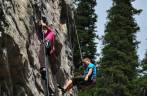 Aula de escalada em rocha, ao lado do Lake Louise, em Alberta, no Canadá